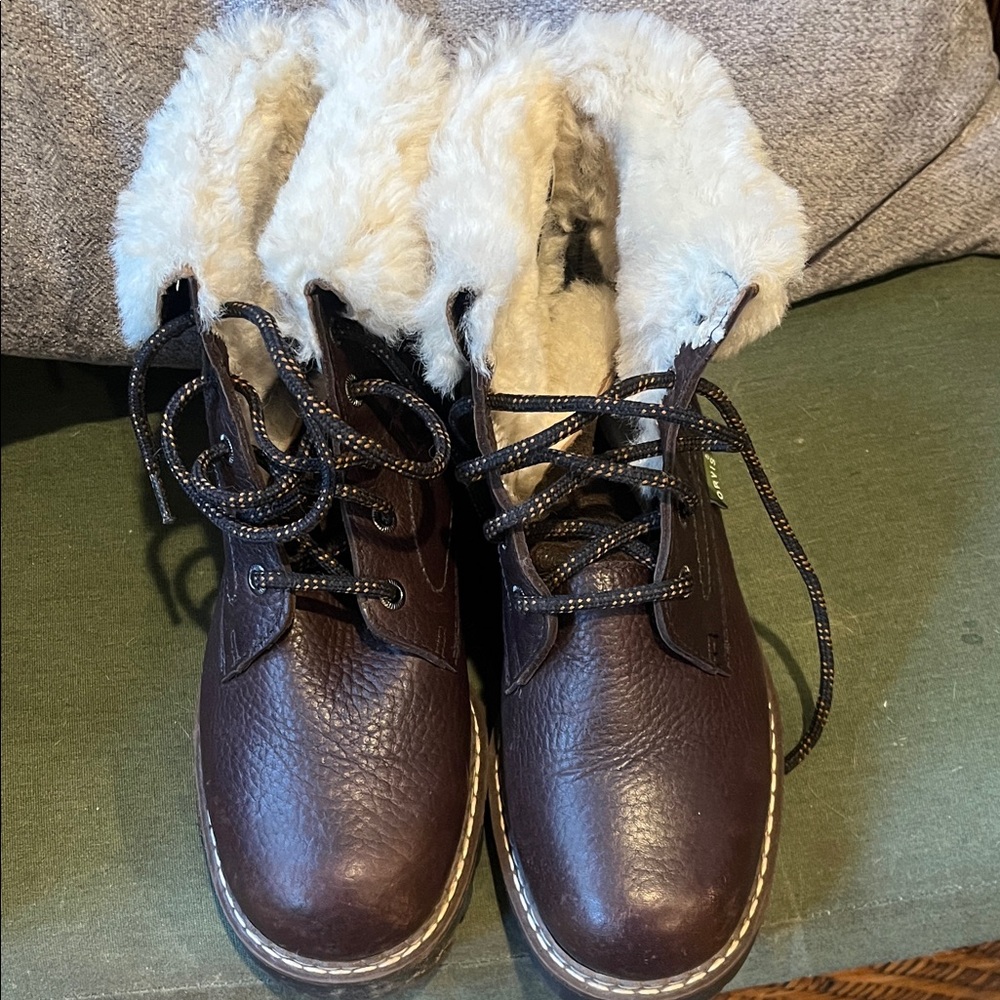 Orvis Dark Brown Lace-Up Boots with Cream Fur